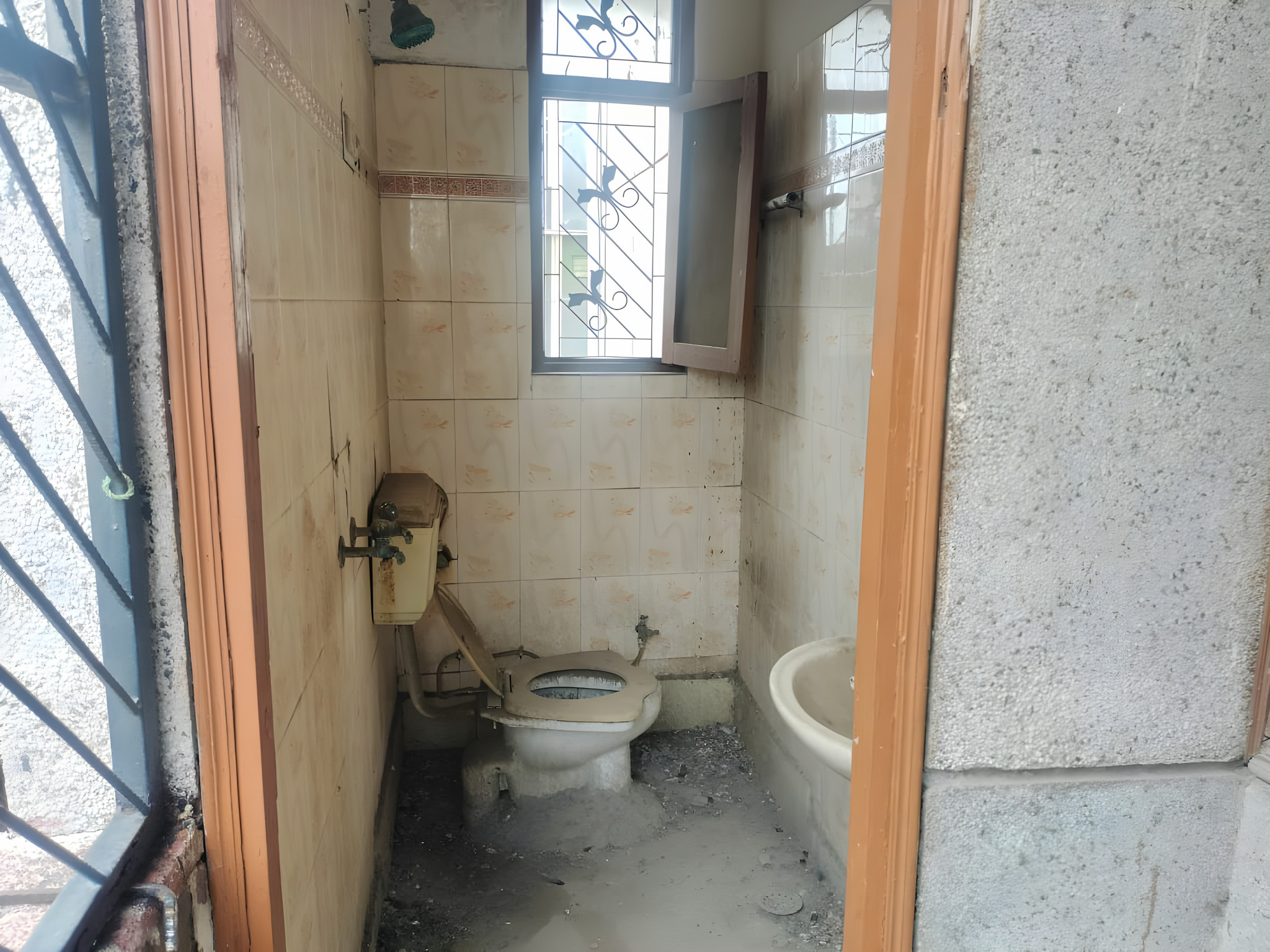 3 BHK Flat for Sale in GAYATRI APPARTMENTS, SHALIMAR GARDEN EXTENSION 2, Ghaziabad — photo 6
