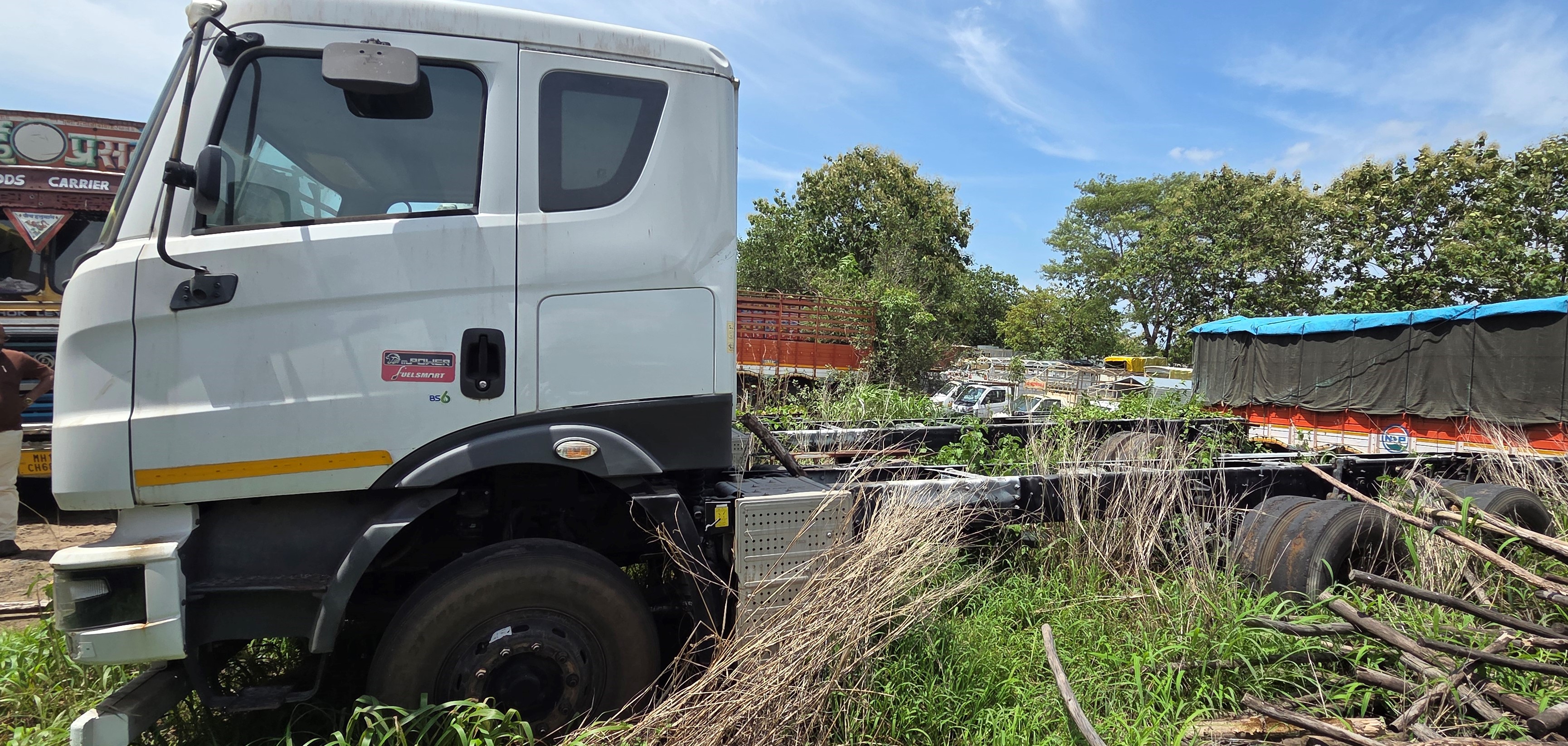 Heavy Goods Carrier Truck- (Without Tanker) for Sale in Vehicles Parked at : SHRIRAM ENTERPRISES Parking Yard, Near Pune•Banglore Highway, Khindwadi, Satara, Satara — photo 1