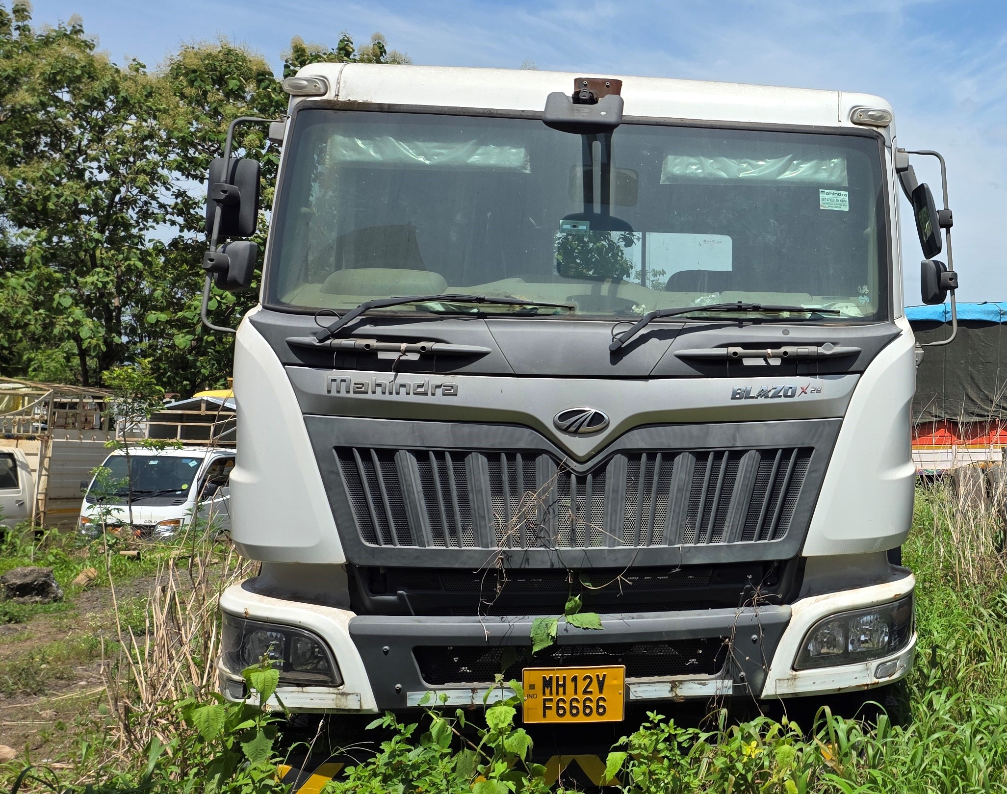 Heavy Goods Carrier Truck- (Without Tanker) for Sale in SHRIRAM ENTERPRISES Parking Yard, Near Pune•Banglore Highway, Khindwadi, Satara-415001, Satara — photo 1