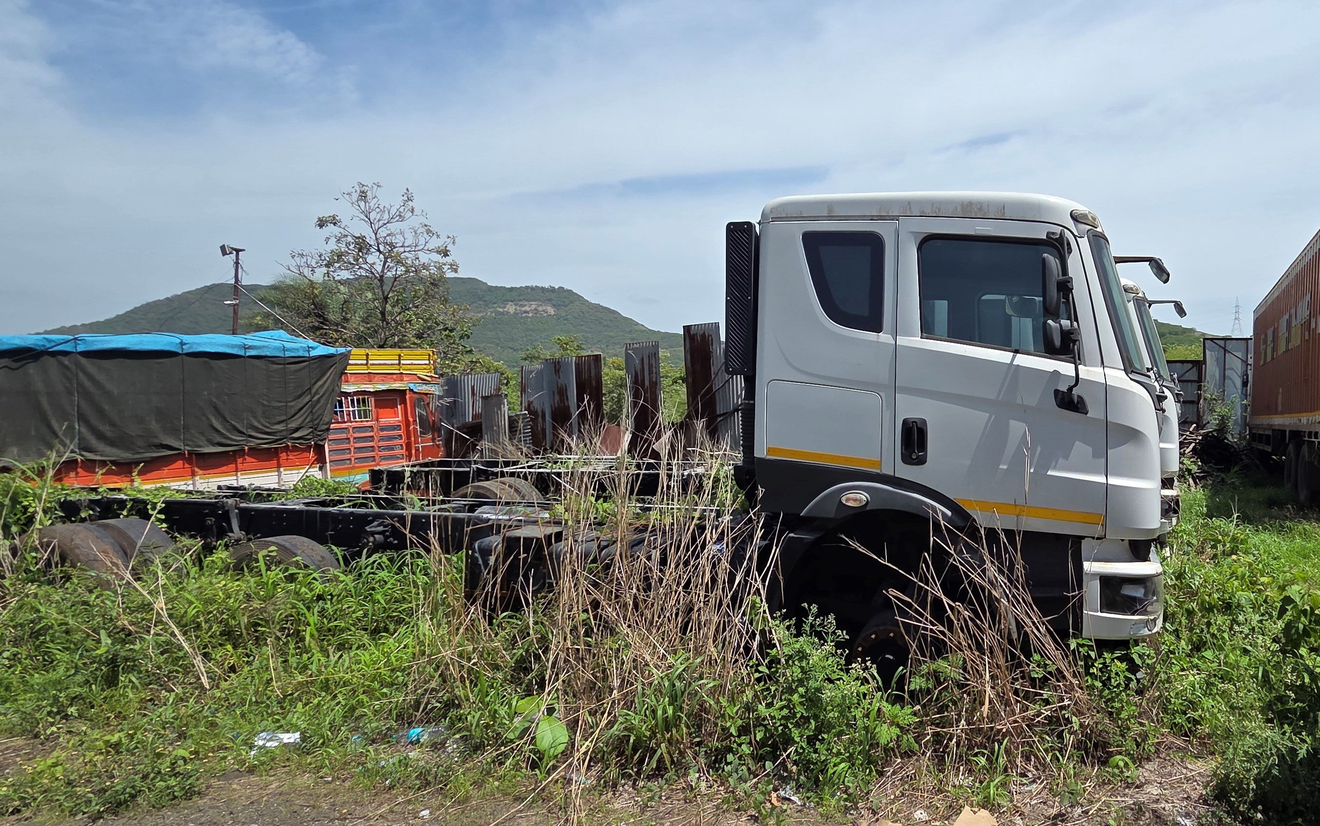 Heavy Goods Carrier Truck- (Without Tanker) for Sale in SHRIRAM ENTERPRISES Parking Yard, Near Pune•Banglore Highway, Khindwadi, Satara-415001, Satara — photo 2
