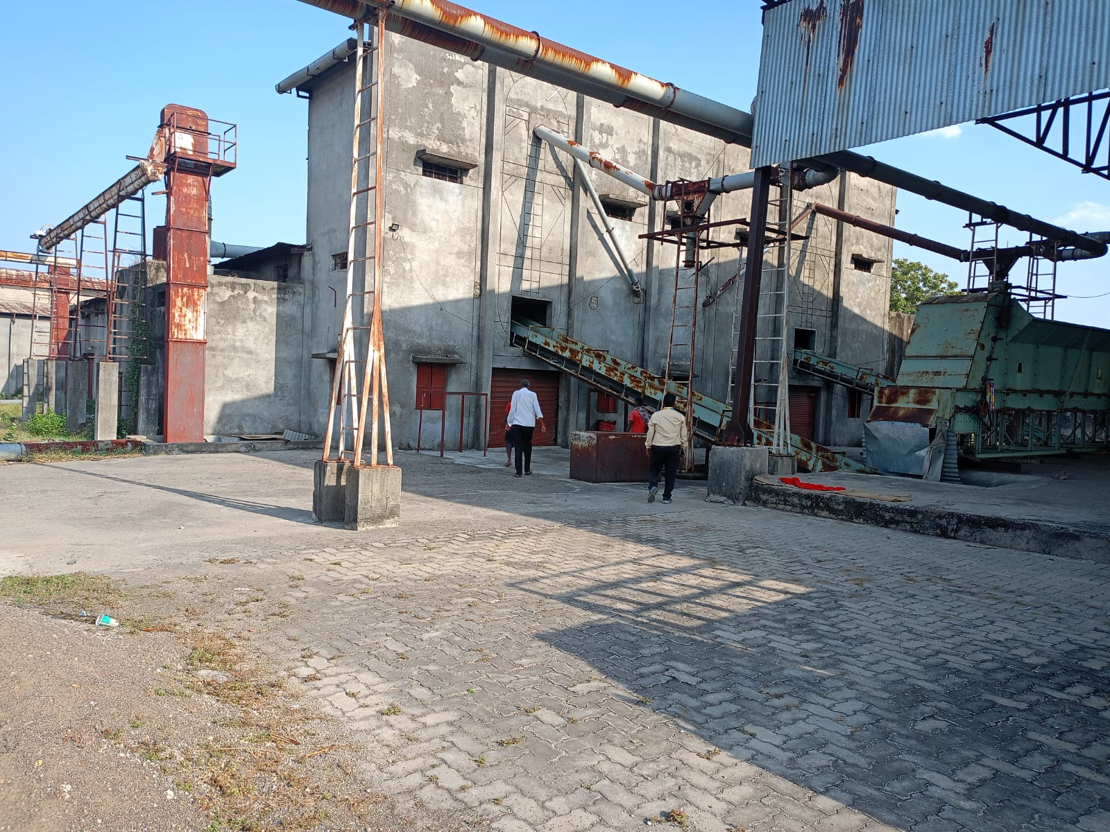 Industrial Plot with Factory Building for Sale in Wani — photo 1