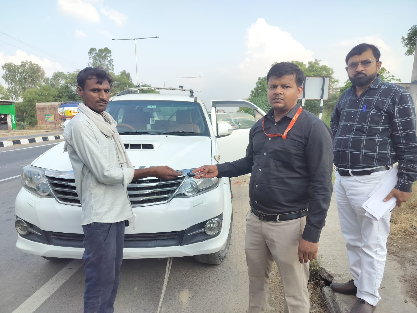 vehicle for Sale in Maharajganj Industrial Area — photo 2