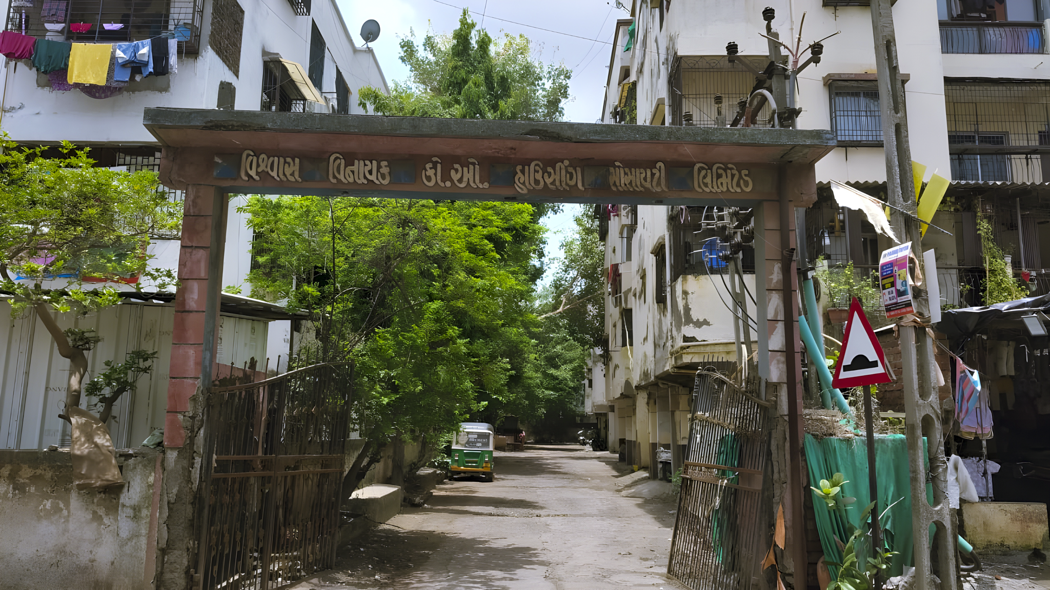 94.89 square meter Flat for sale in Surat — photo 1