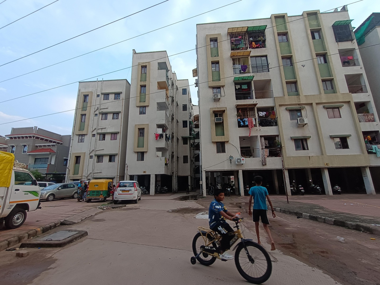 380 square feet Flat for sale in Ahmedabad — photo 1