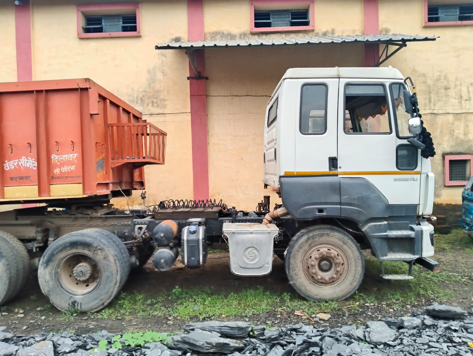 2022 Ashok Leyland AVTR 5525 Tractor Trailer 4 years for sale in Laxminarayan Enterprises Yard Damoh — photo 2
