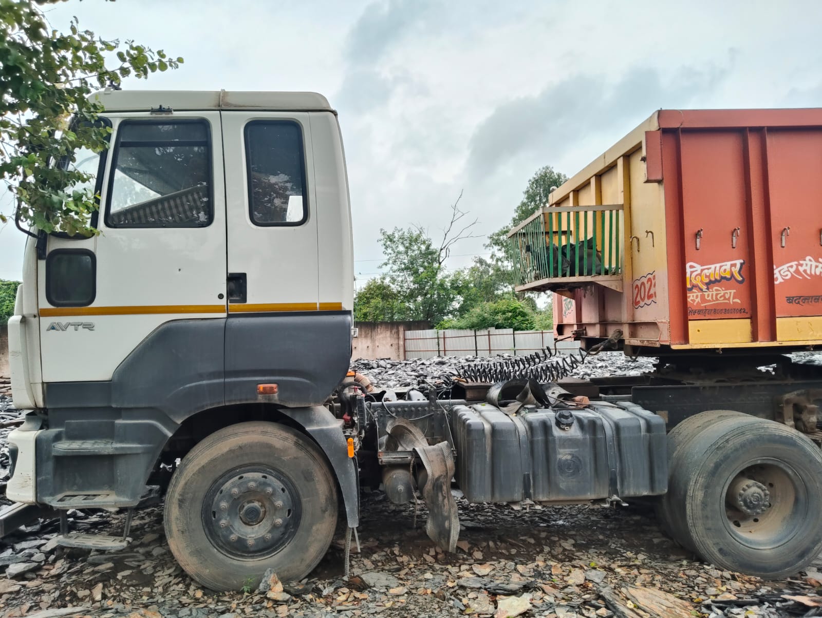 2022 Ashok Leyland AVTR 5525 Tractor Trailer 4 years for sale in Laxminarayan Enterprises Yard Damoh — photo 1