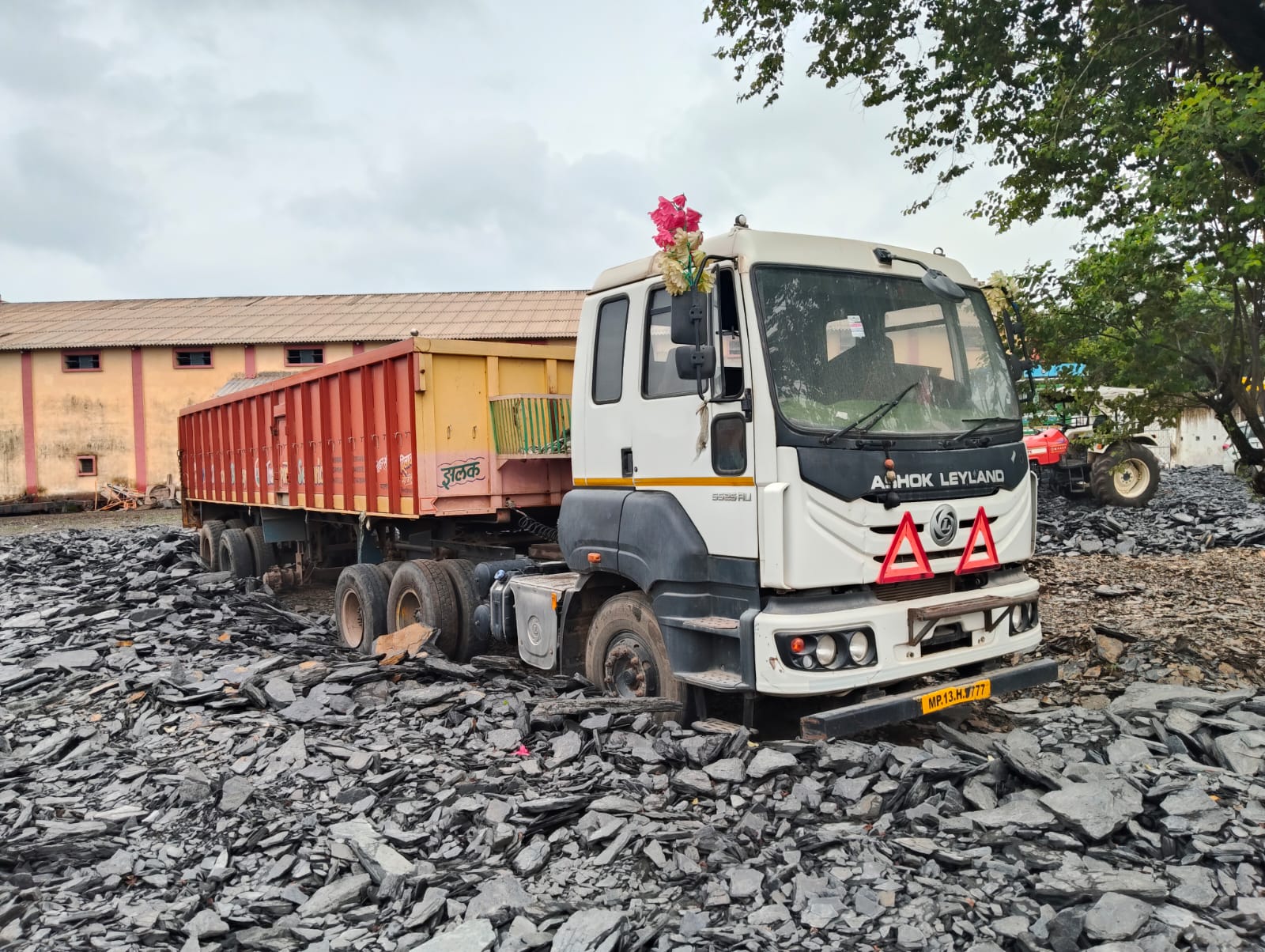 2022 Ashok Leyland AVTR 5525 Tractor Trailer 4 years for sale in Laxminarayan Enterprises Yard Damoh — photo 3