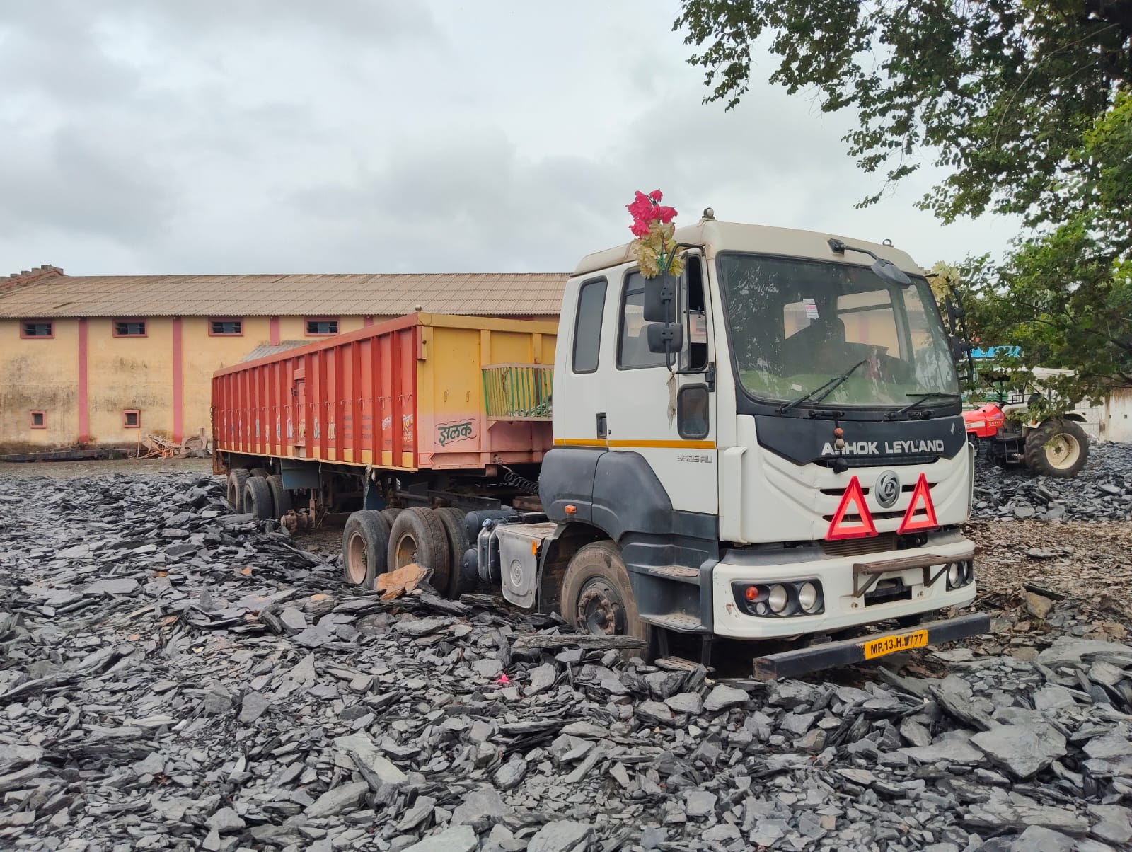 2022 Ashok Leyland AVTR 5525 Tractor Trailer 4 years for sale in Laxminarayan Enterprises Yard Damoh — photo 10