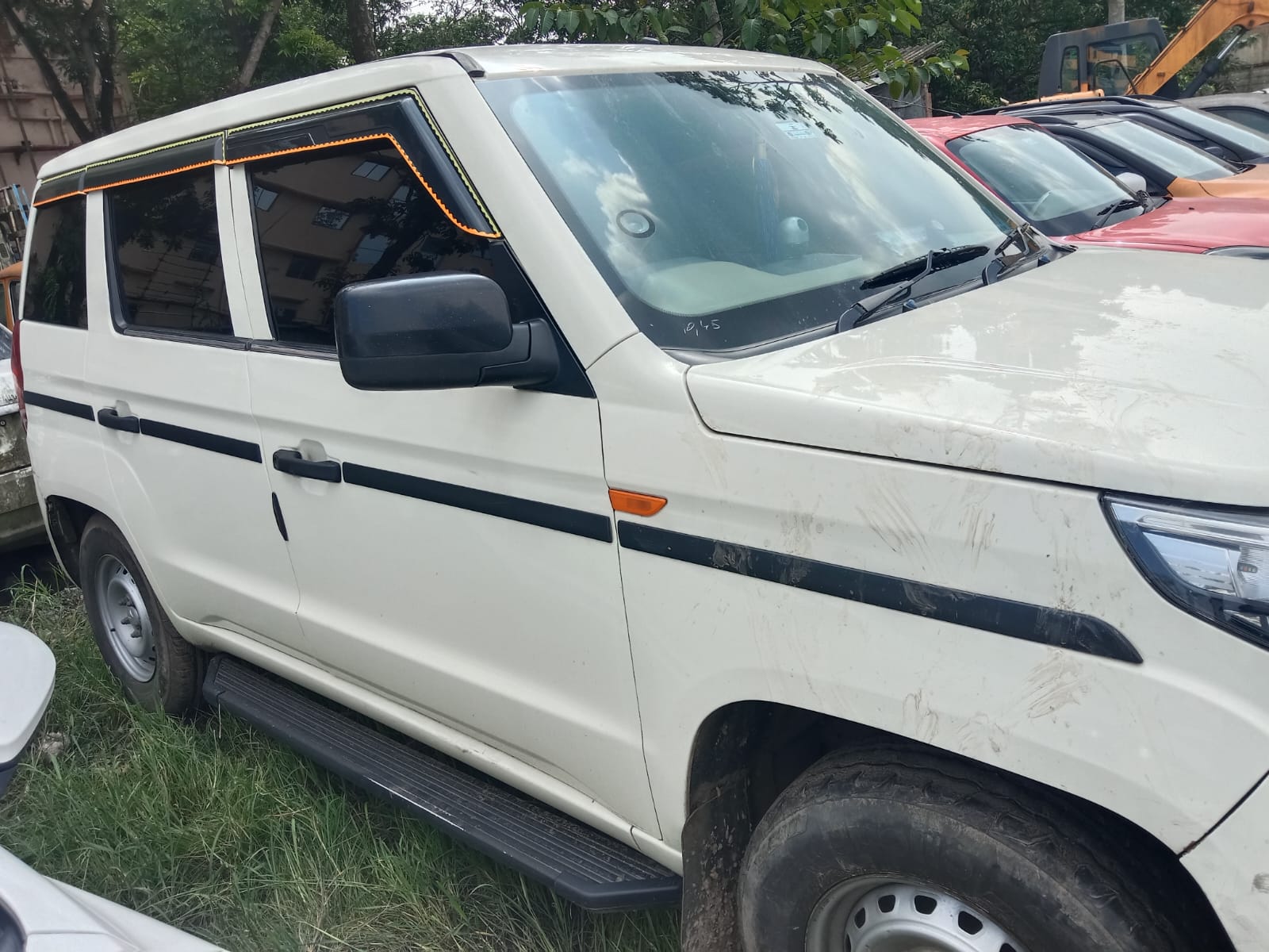 2023 Mahindra XUV300 W4 Compact SUV 3 years for sale in BENGAL PARKING Koyra — photo 1