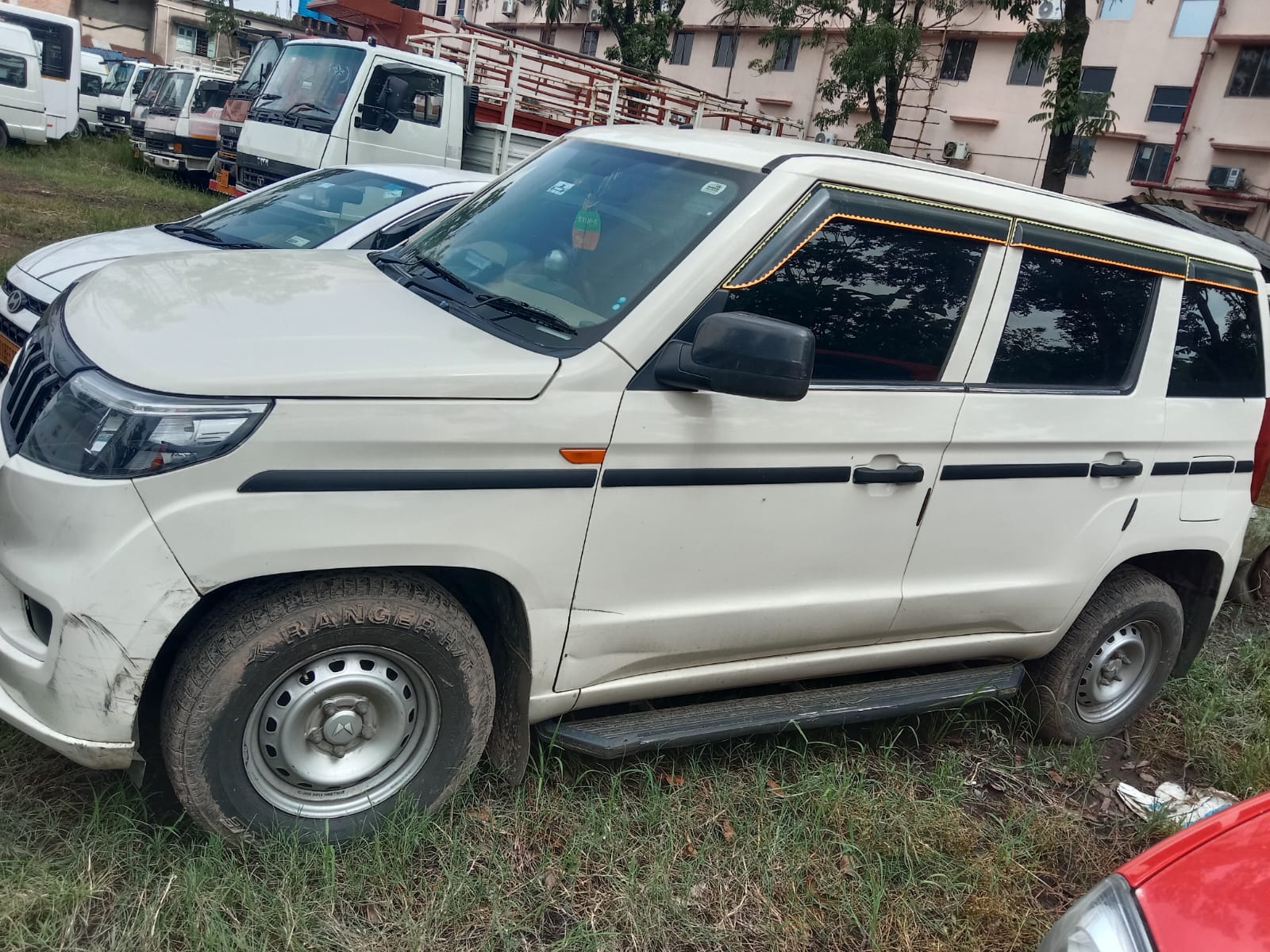 2023 Mahindra XUV300 W4 Compact SUV 3 years for sale in BENGAL PARKING Koyra — photo 4