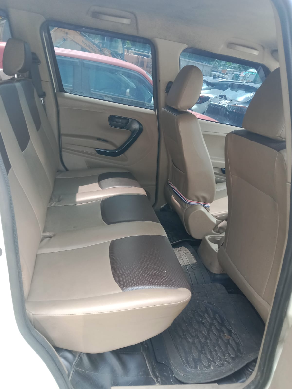 2023 Mahindra XUV300 W4 Compact SUV 3 years for sale in BENGAL PARKING Koyra — photo 7