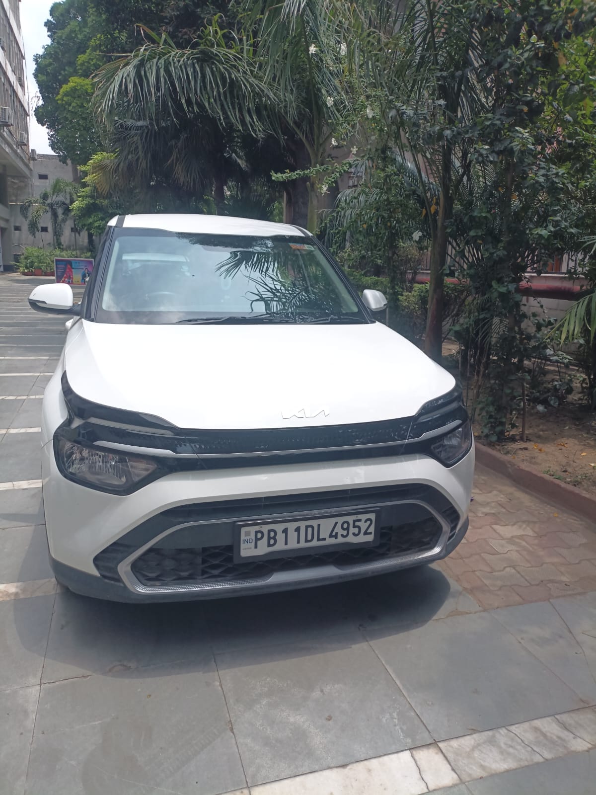 2025 Kia Carens Premium MPV 12402 km 1 year for sale in SBI MAIN HEAD OFFICE Patiala — photo 1