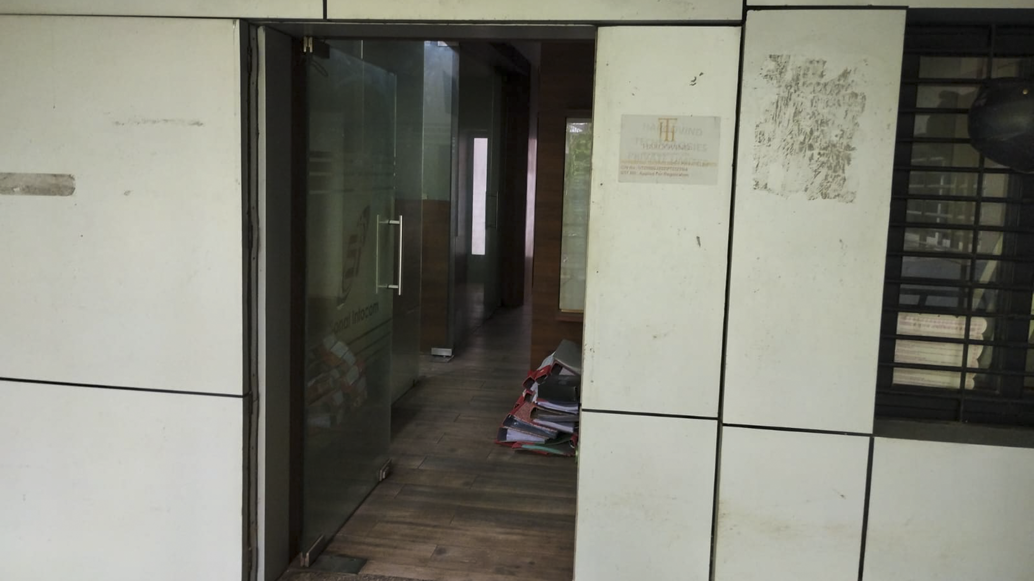 515 square feet Office for sale in Ahmedabad — photo 8