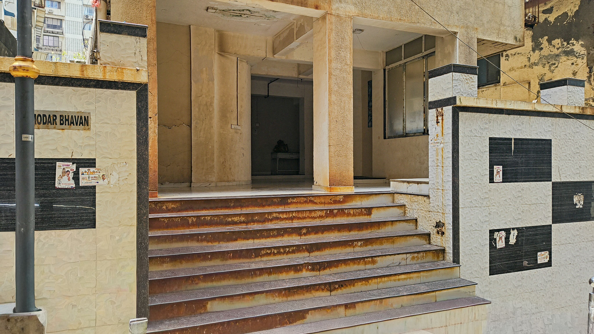 1 BHK Flat for sale in Damodar Bhavan CHSL, Walkeshwar Mumbai — photo 2