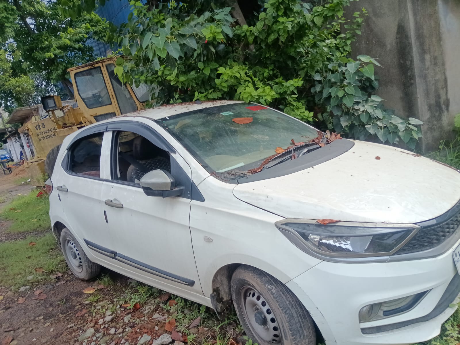 2024 Tata Tiago XE MT Hatchback 10000 km 2 years for sale in DANKUNI AUTO PARK ZONE Kolkata — photo 2
