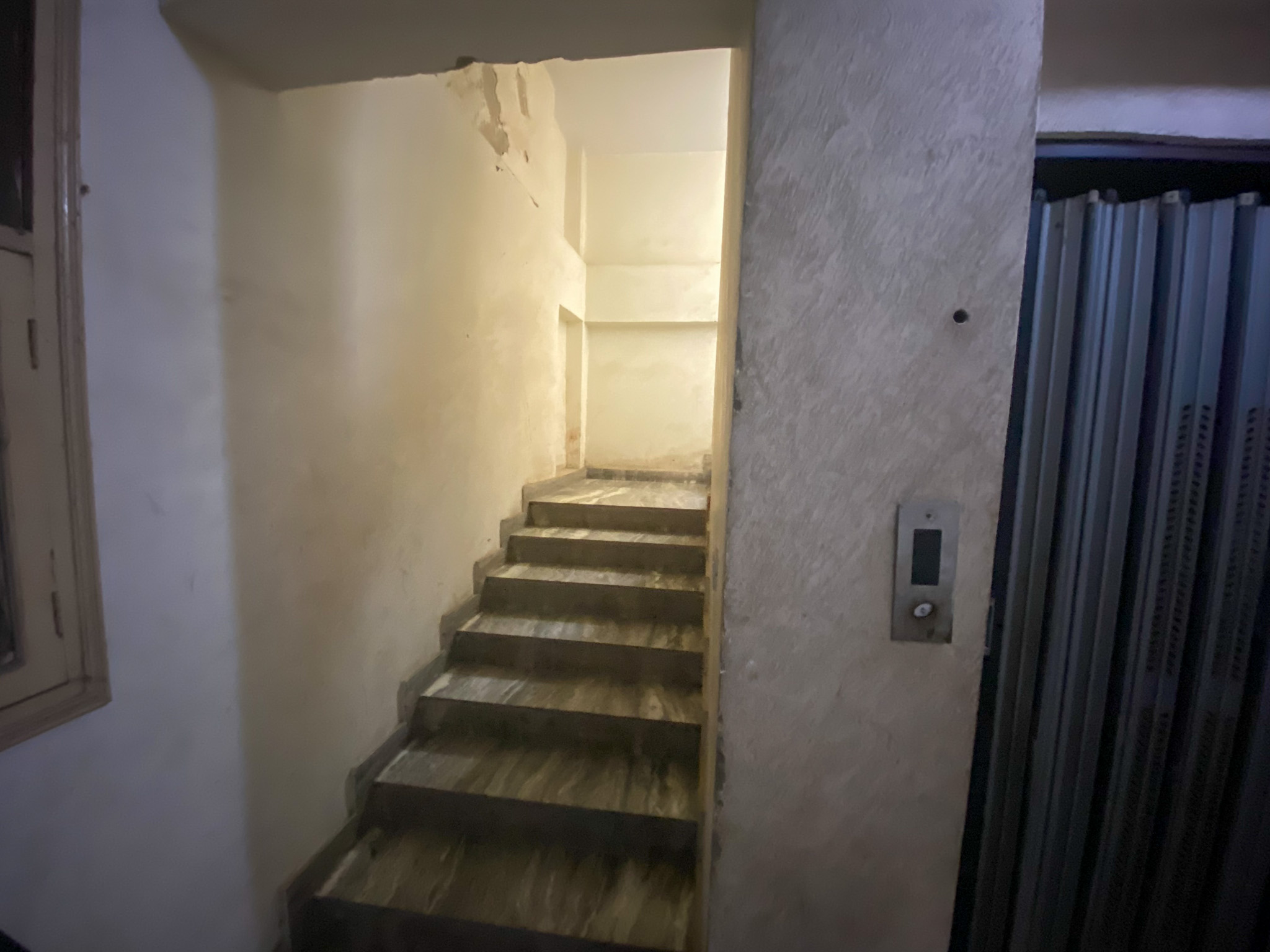 560 square feet Flat for sale in ANAND VIHAR New Delhi — photo 3