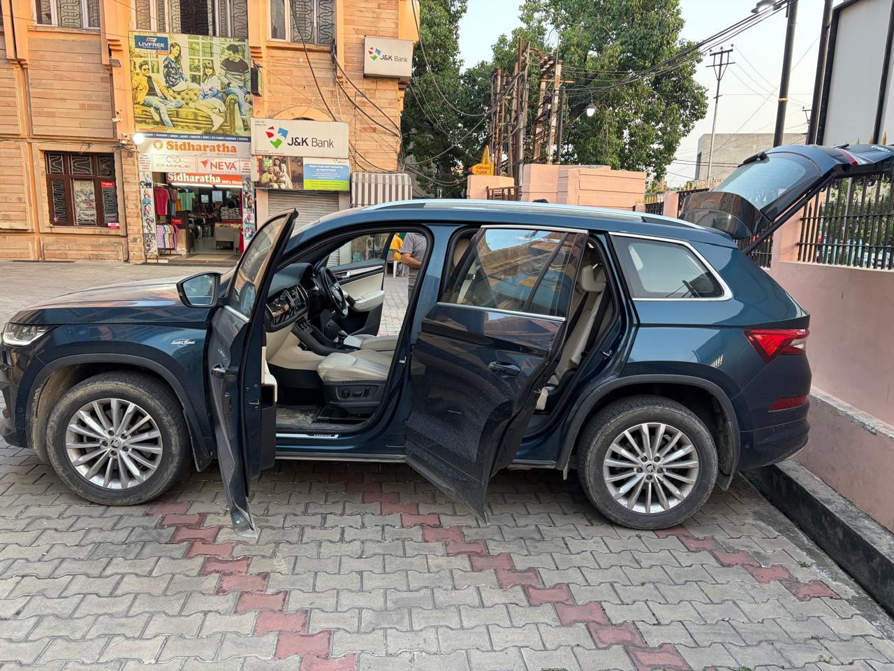 2023 Skoda Kodiaq Selection L&K SUV 18085 km 3 years for sale in SHRIRAM AUTOMALL JAMMU Bari Brahmana EPIP Industrial Estate — photo 3