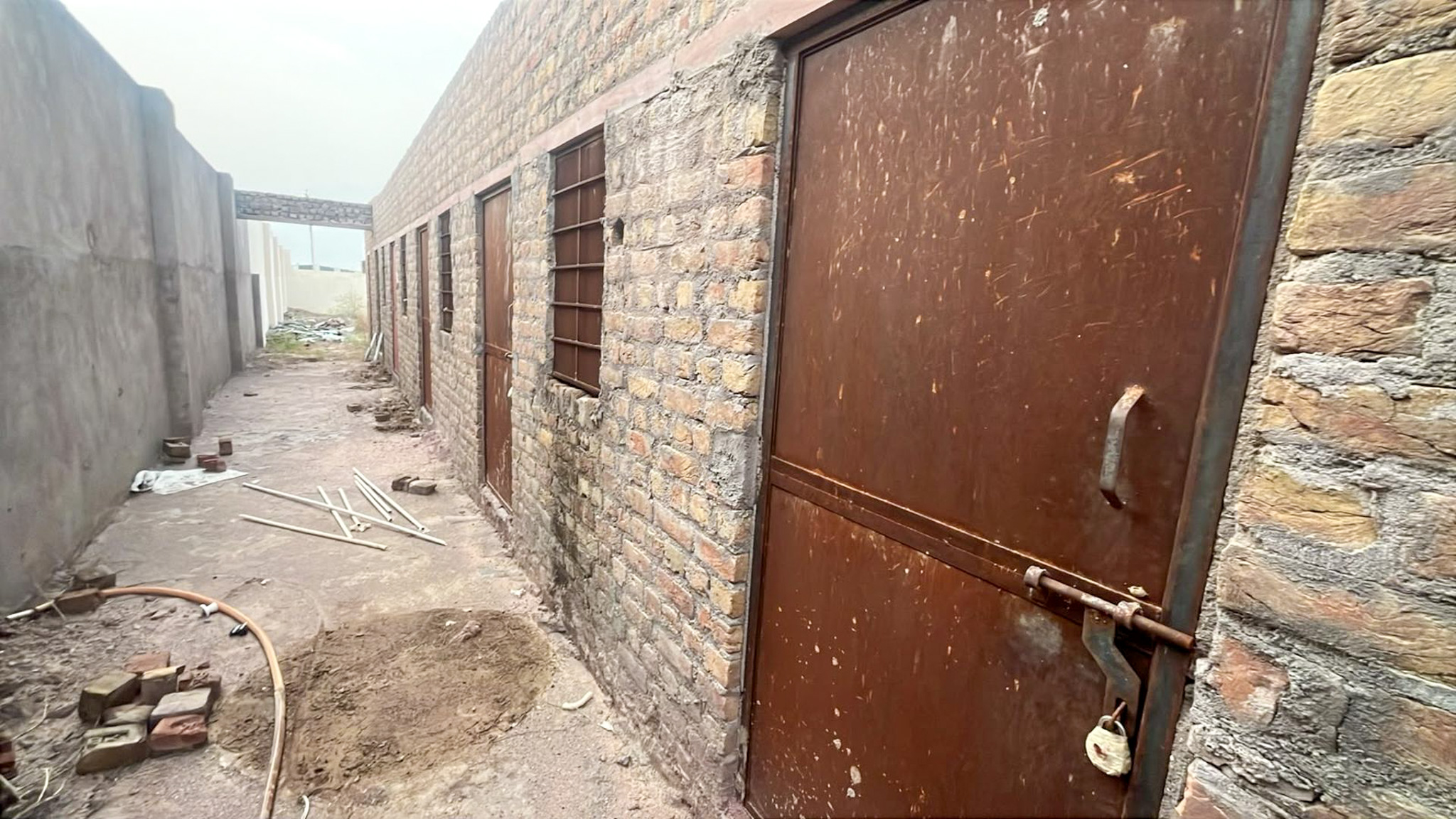 2500 square meter Industrial Plot with Factory Building for sale in KHARA Khara Industrial Area — photo 3