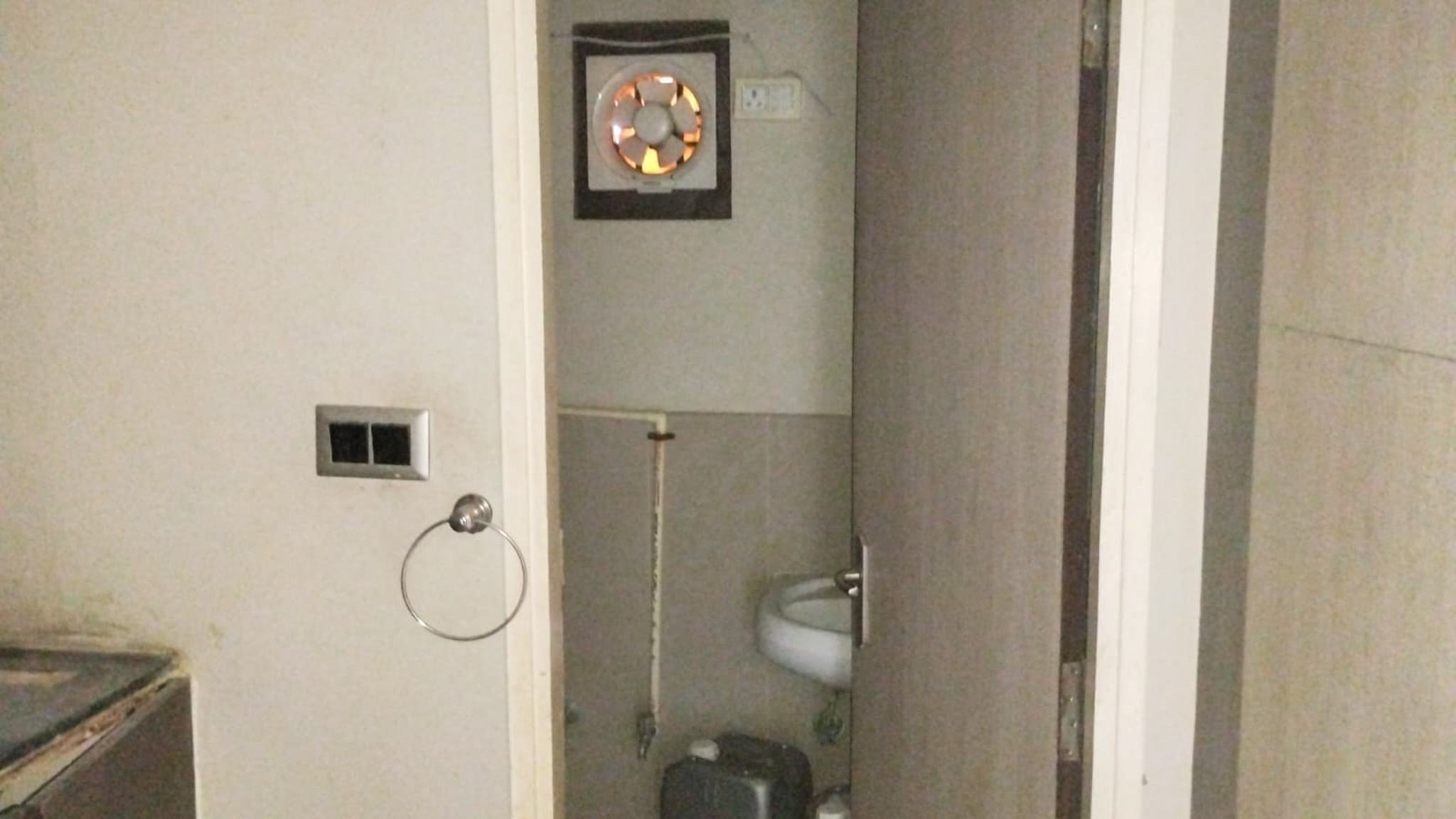 957 square feet Office for sale in Ahmedabad — photo 9