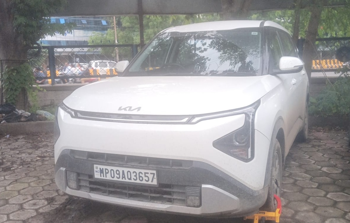 2025 Kia Carens Clavis HTE(O) MPV 28170 km 1 year for sale in STATE BANK OF INDIA GPO INDORE Indore — photo 1