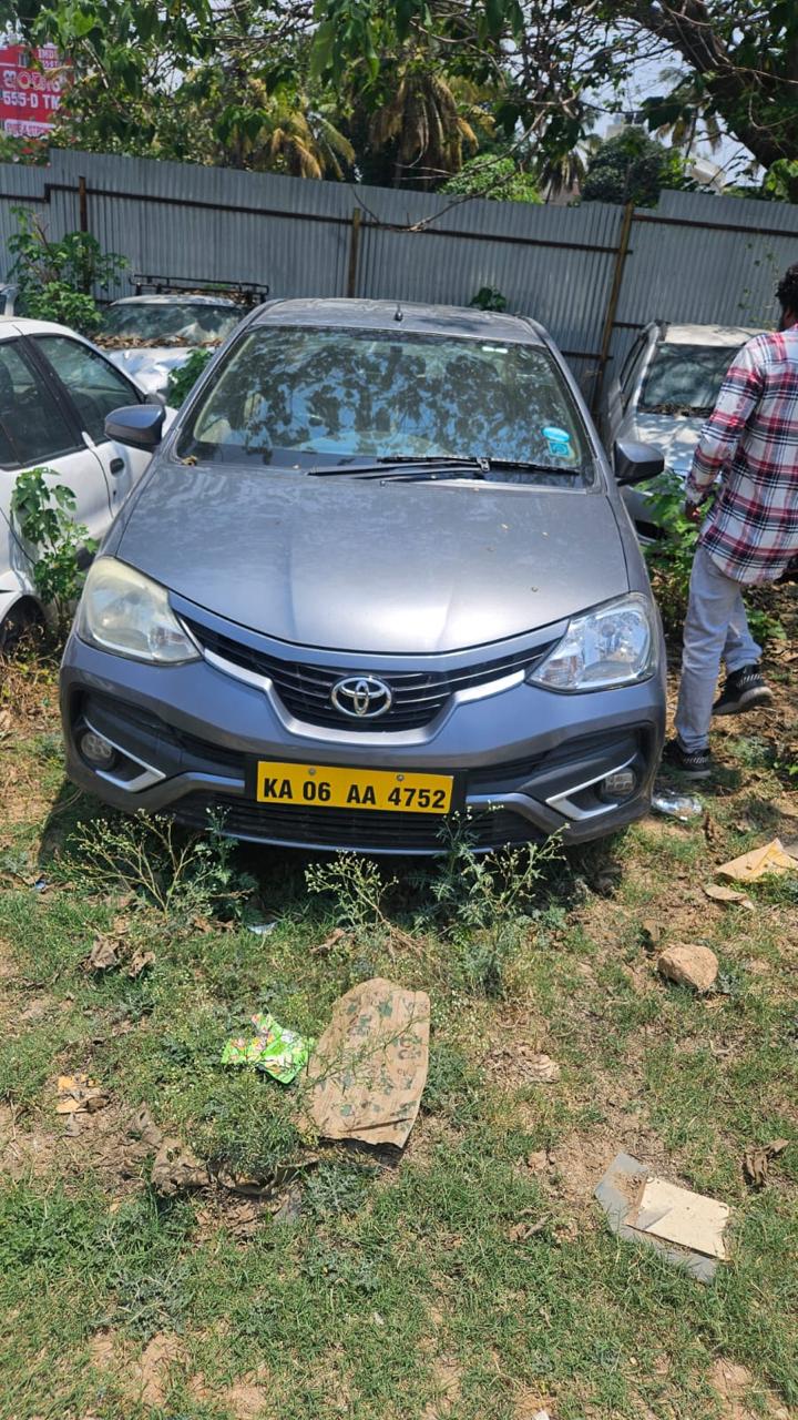 2018 Toyota Camry Hybrid Sedan 217286 km 8 years for sale in JAYANNA YARD Bengaluru — photo 1