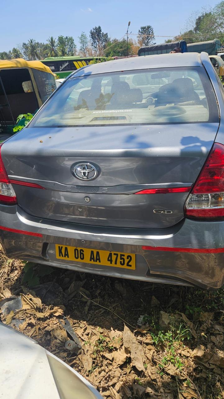2018 Toyota Camry Hybrid Sedan 217286 km 8 years for sale in JAYANNA YARD Bengaluru — photo 2