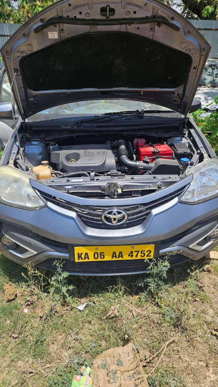 2018 Toyota Camry Hybrid Sedan 217286 km 8 years for sale in JAYANNA YARD Bengaluru — photo 3