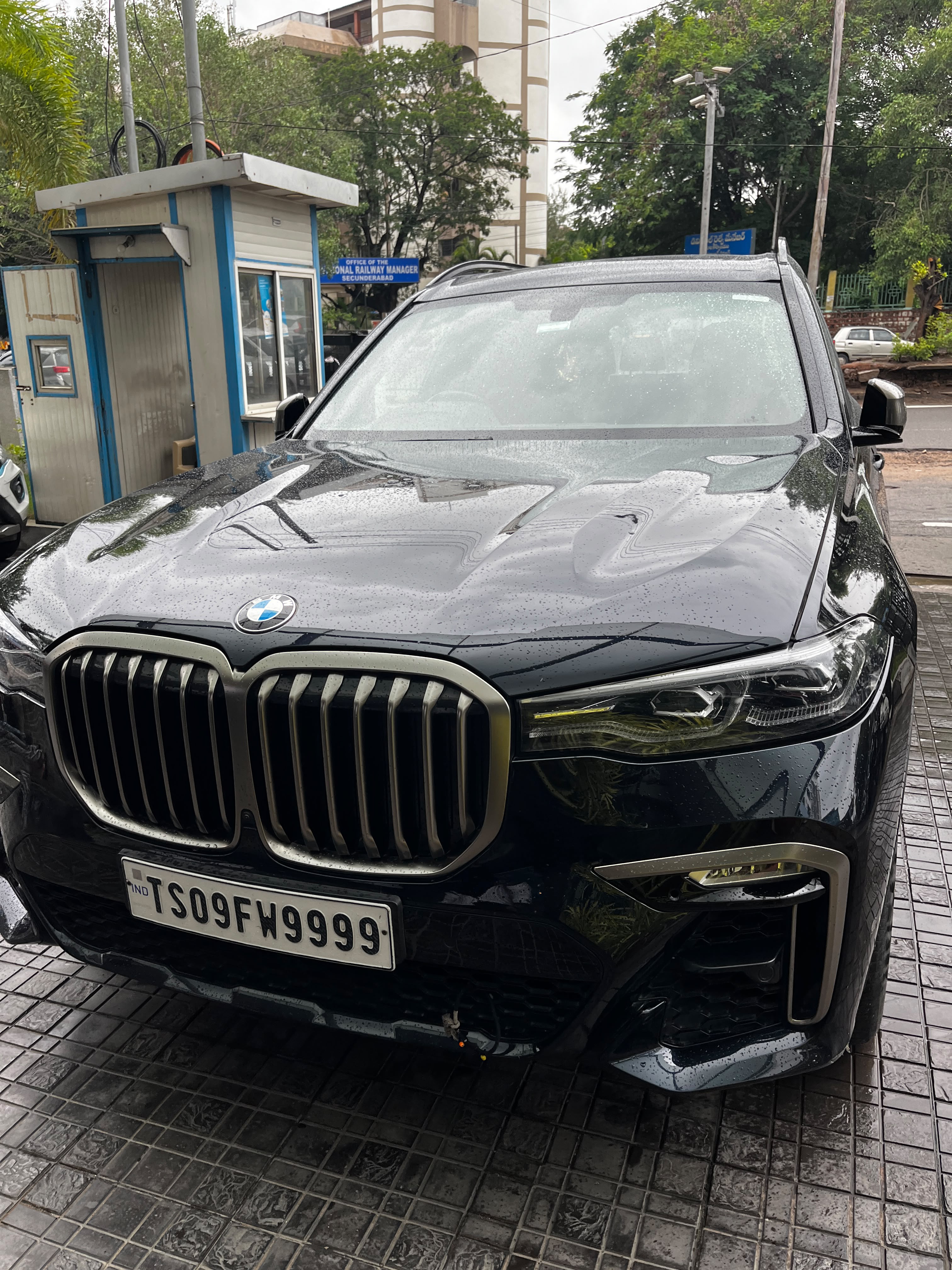 2022 BMW X7 xDrive40d M Sport SUV 45897 km 4 years for sale in SAI KRISHNA PARKING YARD Hyderabad — photo 2