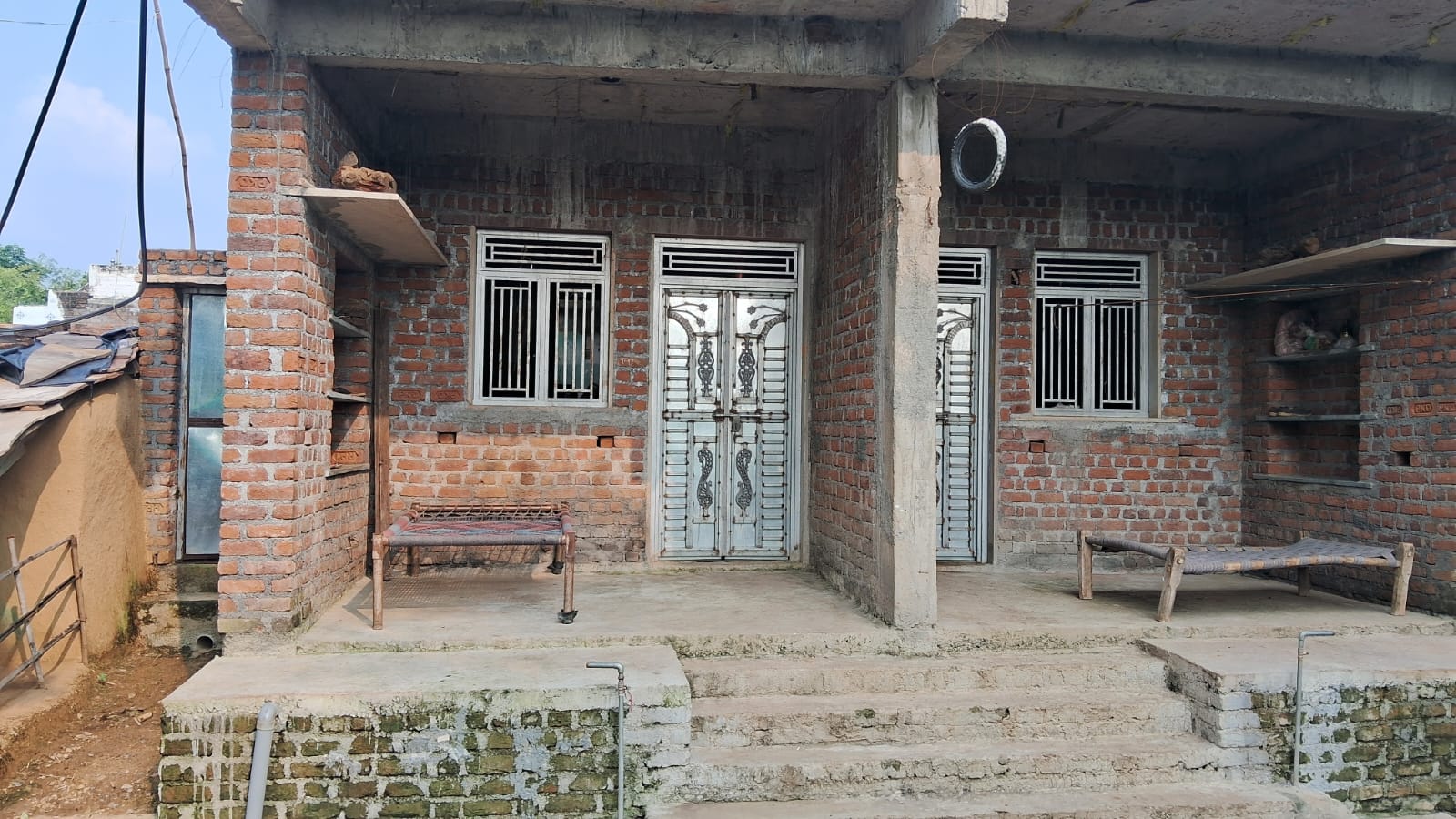 2565 square feet Individual House for sale in Bakani