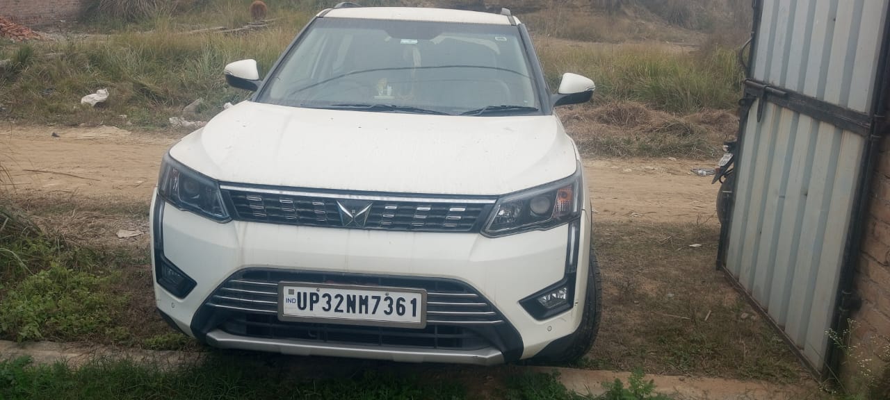 2023 Mahindra XUV300 W6 Compact SUV 51000 km 3 years for sale in SINGH RECOVERY YARD Sultanpur — photo 1