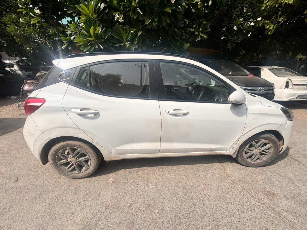 2022 Hyundai Grand i10 NIOS Sportz 1.2 Petrol MT Hatchback 55844 km 4 years for sale in SDMC Parking New Delhi — photo 2