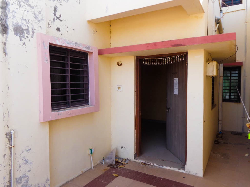 8 BHK Individual House for sale in Sahajanand Park Land, Middle Class Locality. Property is located in Mirzapar Village. Bhuj — photo 9
