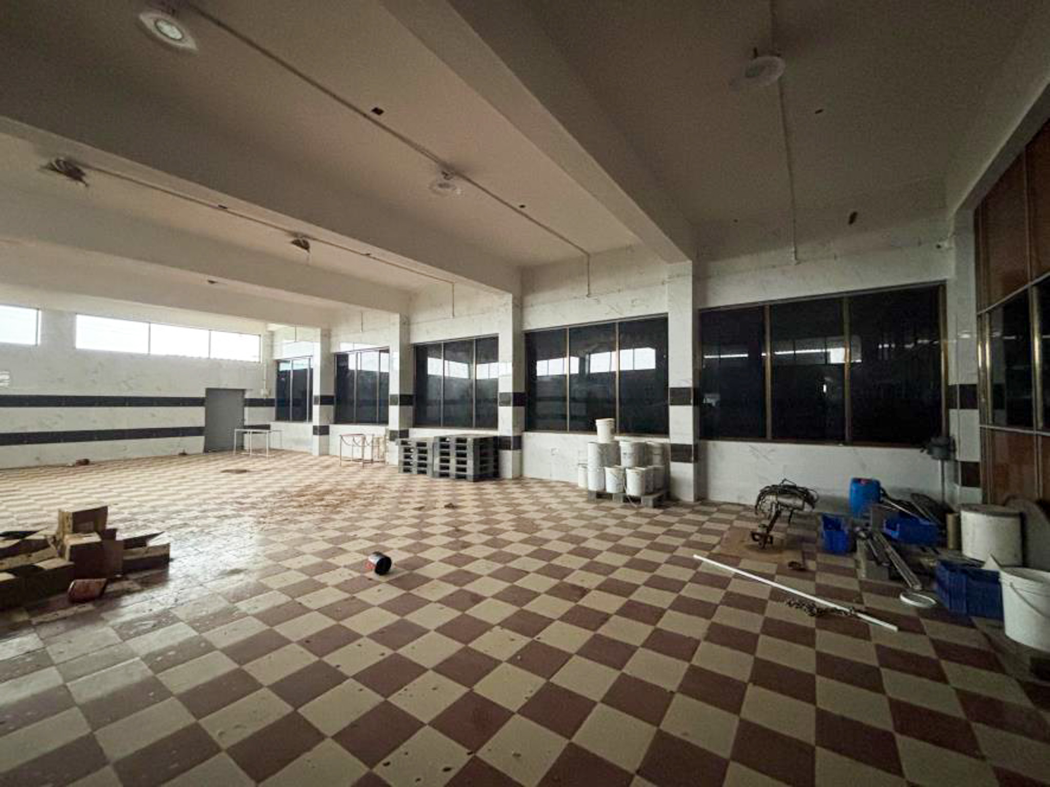 Shed with Plant and Machinery for sale in MOTI KUNKAVAV, VADIA KUNKAVAV ROAD, KUNKAVAV Amreli