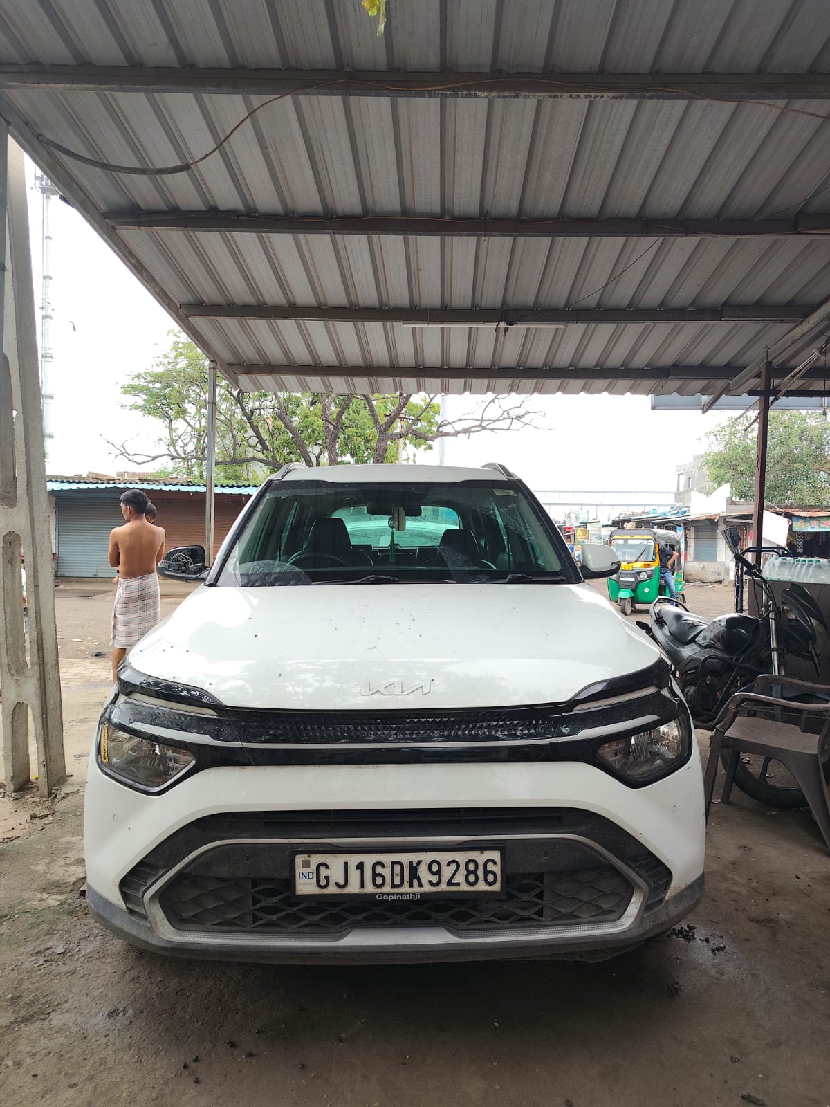 2023 Kia Carens Prestige MPV 91500 km 3 years for sale in RISK BUSINESS SOLUTIONS Surat — photo 2