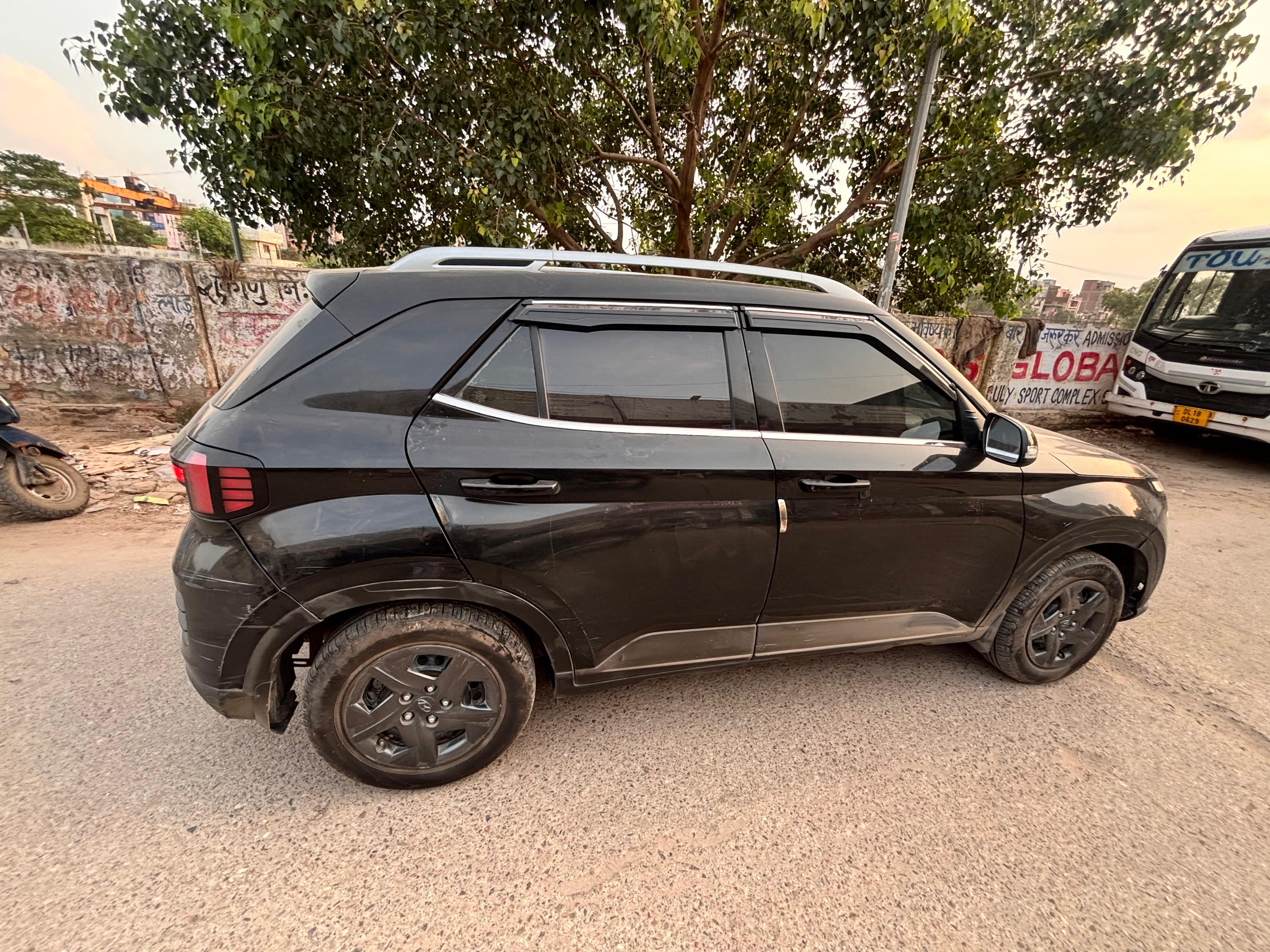 2023 Hyundai Venue E 1.2 Petrol MT Compact SUV 70429 km 3 years for sale in KUBER CONSULTANTS New Delhi — photo 4