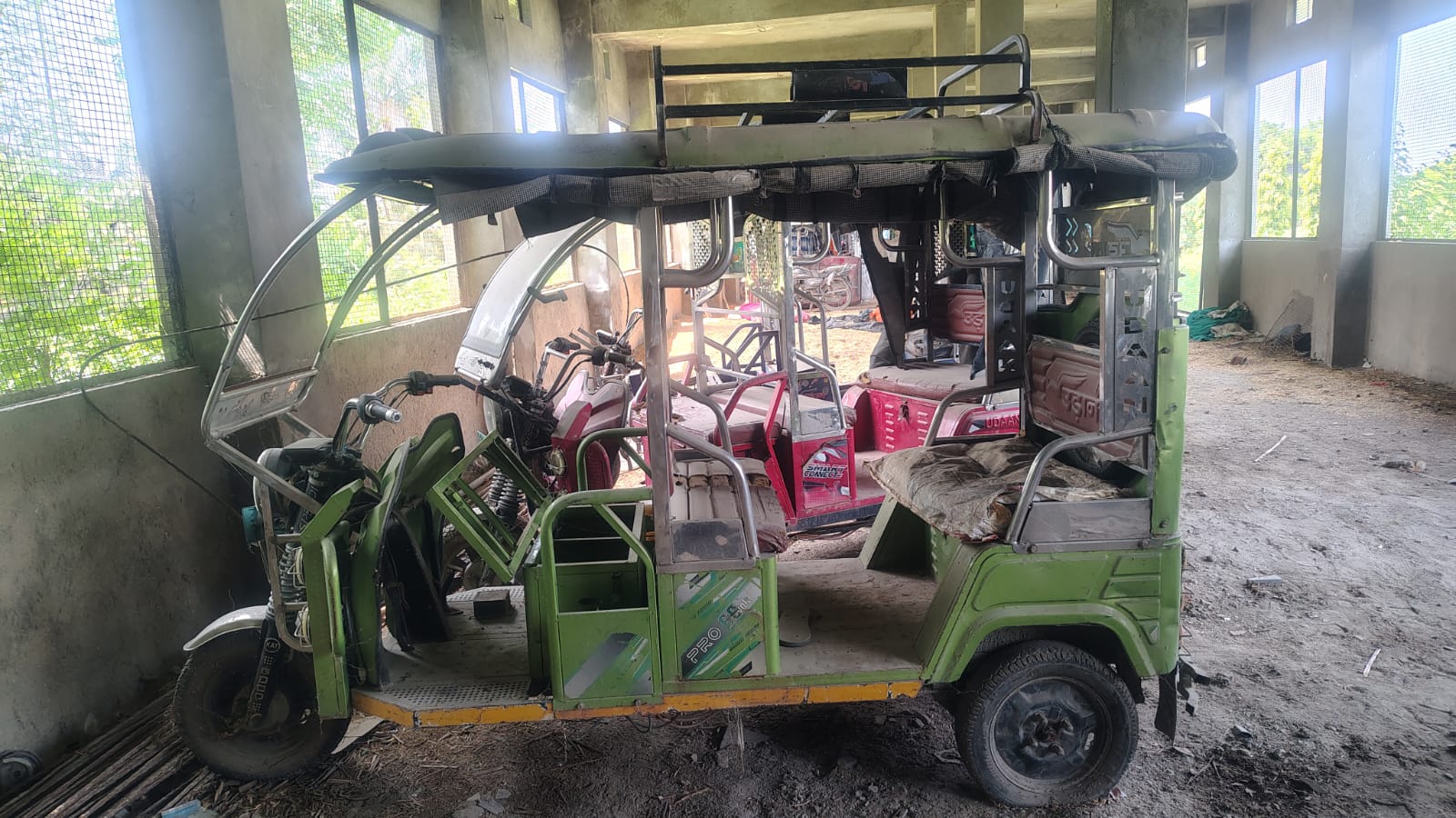 2024 ENERGY ELECTRIC VEHICLES UDAAN 3-Seater / Electric Passenger E-rickshaw 1500 km 2 years for sale in NA Bangur Nagar — photo 2