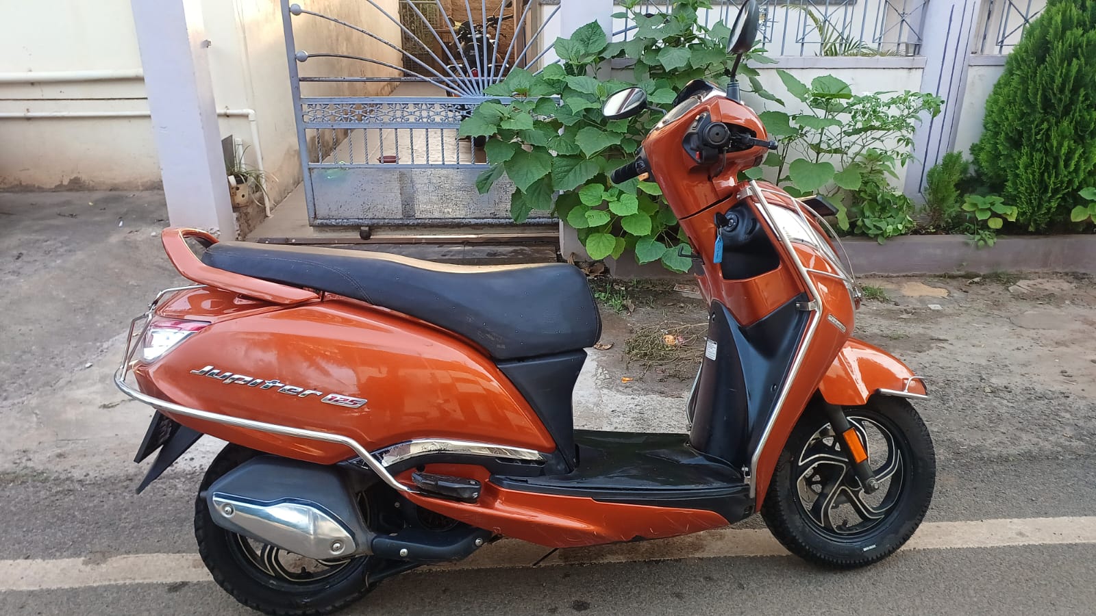 2024 TVS Jupiter 125 Drum Alloy Scooter 300000 km 2 years for sale in BABAJANI YARD Chikodi