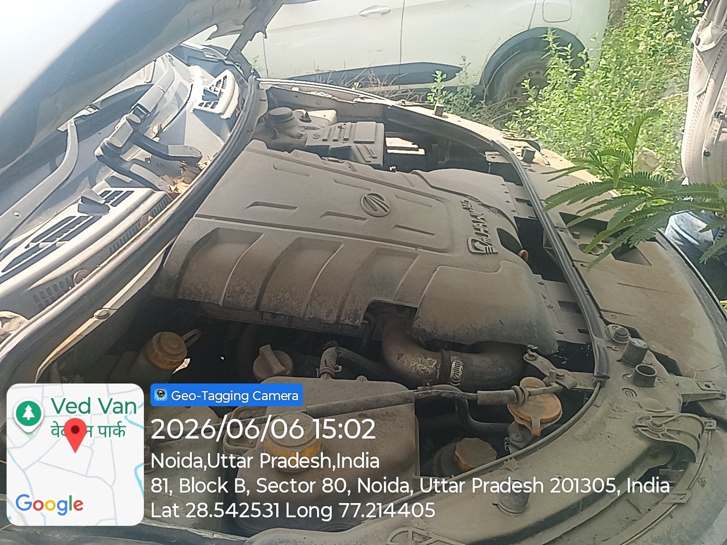 2015 Mahindra XUV500 W7 SUV 70000 km 11 years for sale in PARKING LOT Noida — photo 2
