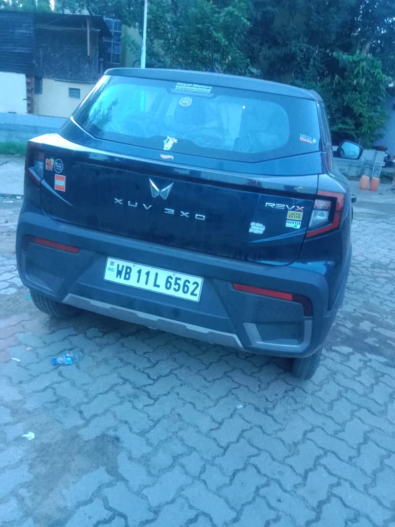 2025 Mahindra XUV 3XO REVX M(O) Compact SUV 2003 km 1 year for sale in BENGAL PARKING Bally — photo 2