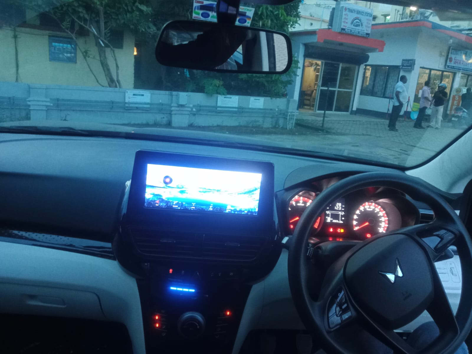2025 Mahindra XUV 3XO REVX M(O) Compact SUV 2003 km 1 year for sale in BENGAL PARKING Bally — photo 11