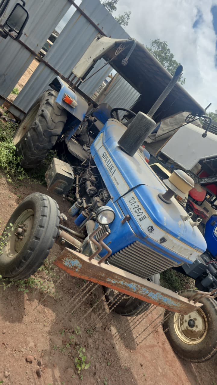 2005 Sonalika DI 750 III Multi Speed DLX Tractor 54511 km 21 years for sale in M/s Babajan Parking Yard Near B K College Ankali Road Chikodi - 591201 Chikodi — photo 1
