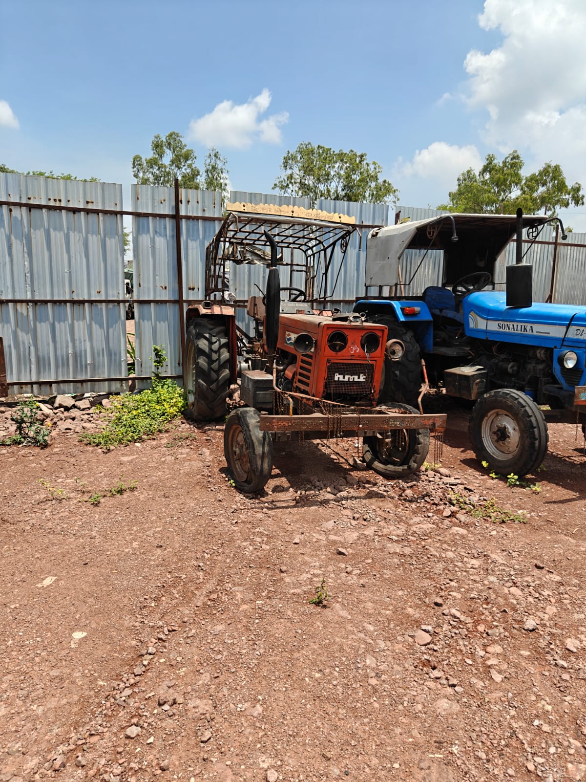 2003 HAV 45 S1 Plus 4WD Tractor 11000 km 23 years for sale in Baba Jani Yard Chikodi