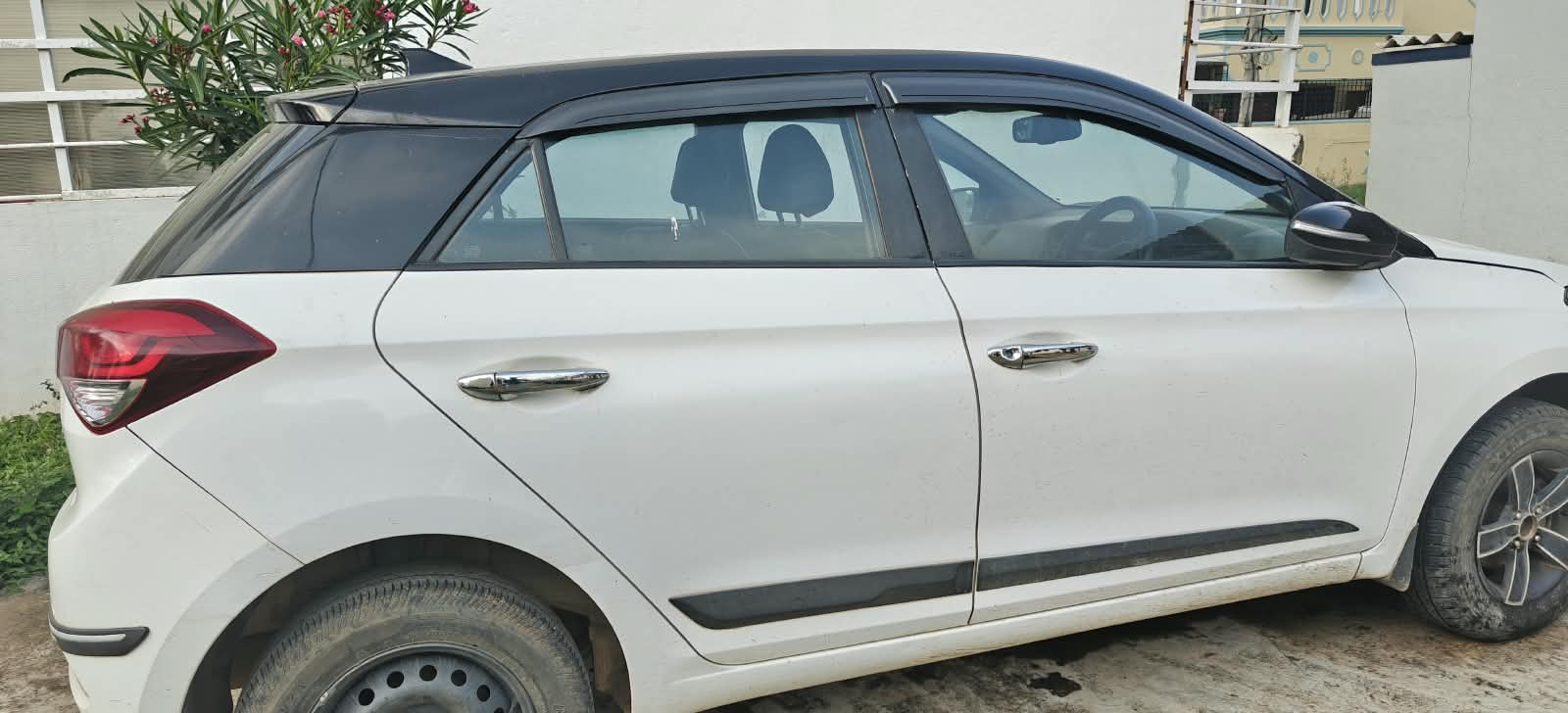 2017 Hyundai i20 Sportz 1.2 IVT Hatchback 84900 km 9 years for sale in Prakruthi finance yard kengeri Bengaluru — photo 2