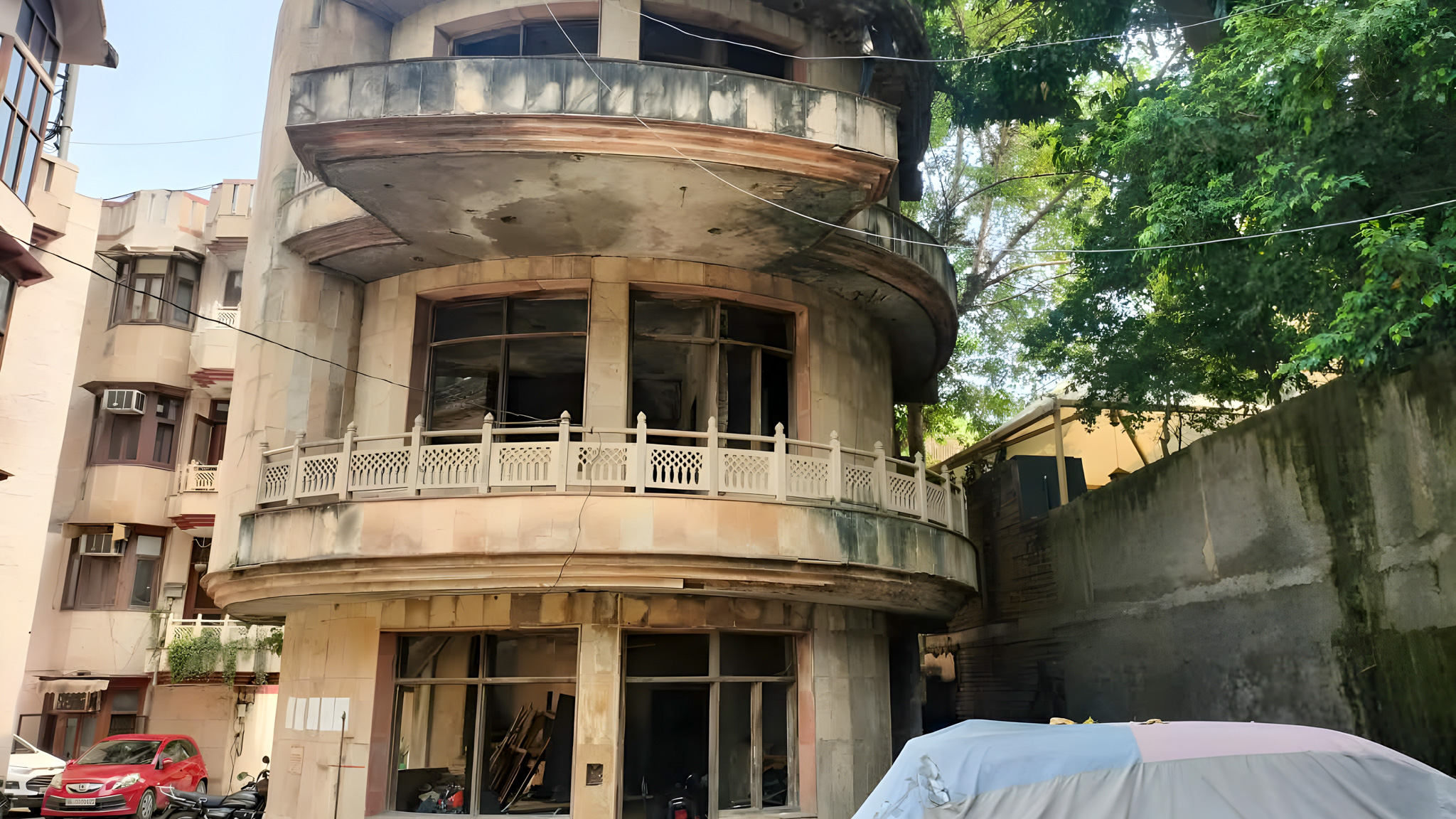 400 square yard Bungalow for sale in New Delhi