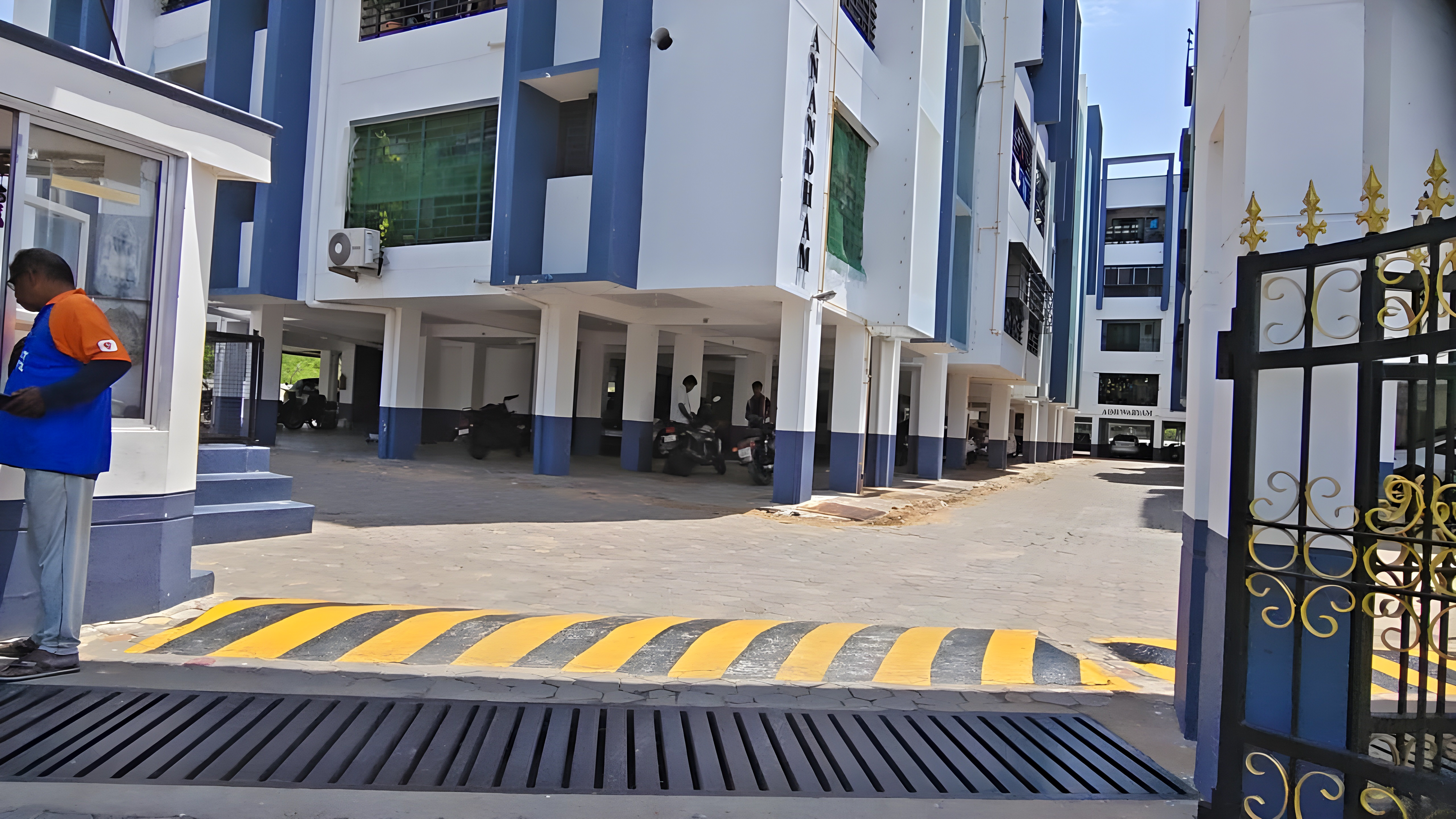 700 square feet Flat for sale in Periyar Maalighai Apartment, Thindal Erode Karumandi Chellipalayam — photo 1